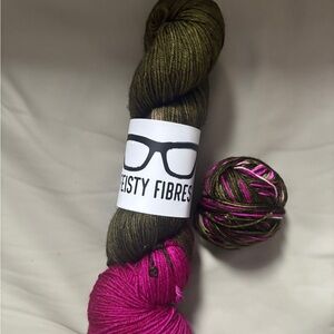 Feisty Fibres Classic Sox “Dahlia” Assigned Pooling Yarn
